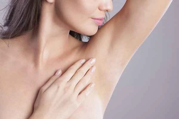 There are bumps and keloid scars under the armpits.