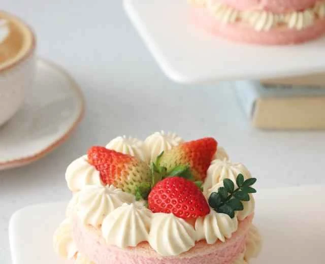 So cute and refreshing! | Quickly add this strawberry mini cake recipe to your winter wardrobe!