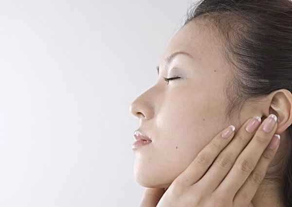 Red spots appeared on my face after being slapped.