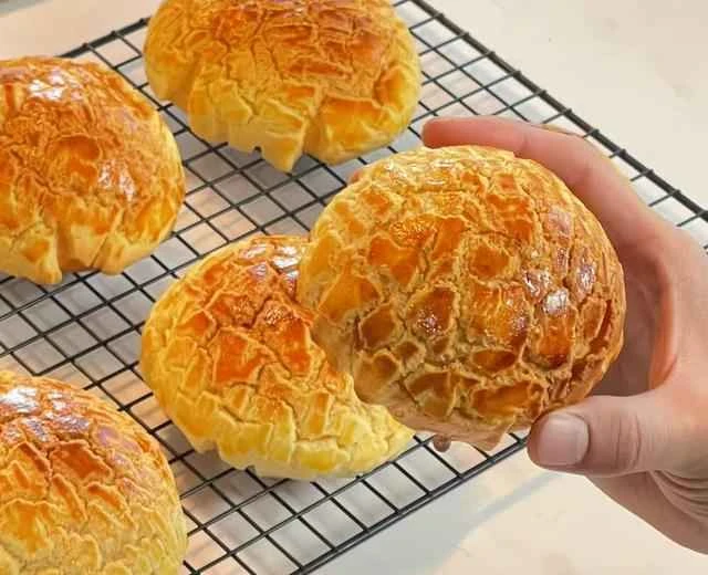 You can't buy this anywhere else! Extra-thick, flaky, cracked pineapple bun recipe – so crumbly it practically melts in your mouth!