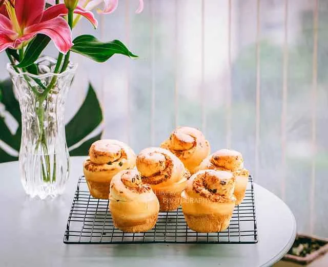 Salad Dressing, Scallion, and Pork Floss Bread Rolls (Recipe B129)