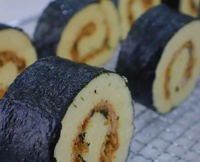 Seaweed and Pork Floss Cake Roll | A delicious and not-too-greasy savory cake recipe