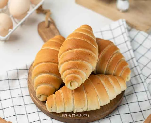 Black truffle and sea salt roll bread, a savory and delicious recipe!