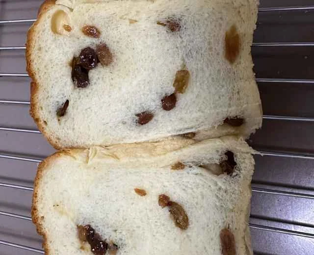 Milk and raisin toast with stretchy cheese – a beginner's recipe for success!