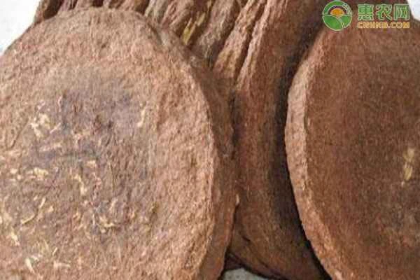 Does tea seed cake have any effect on shrimp larvae?