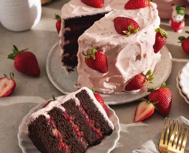 [Repost] Strawberry Chocolate Cake Recipe (by teak & thyme)