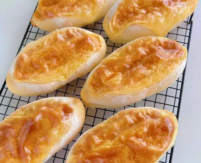 Rock-baked cheese bread: a bakery bestseller that can be successfully replicated without heavy cream. One-stage fermentation, sweet but not cloying, a foolproof recipe for baking beginners.