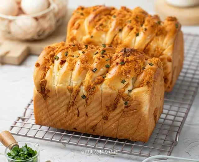 It smells amazing! Polish-style scallion and pork floss toast! So delicious you can't stop eating it!