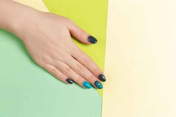 Do white spots on fingernails indicate roundworms?