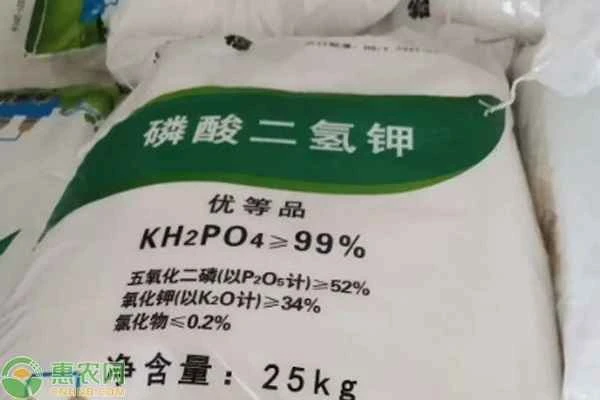 When is the best time to apply foliar fertilizer?